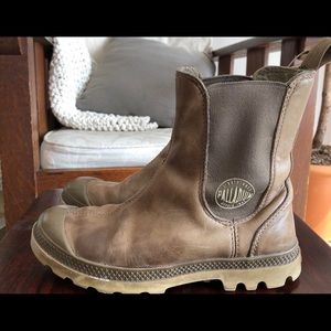 Palladium leather laceless boots
Size 6 1/2